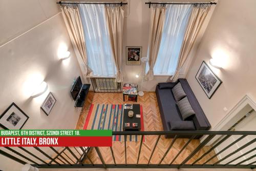 een woonkamer met een bank bij Little Italy Bronx Apartment in Boedapest