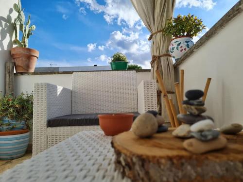 une table avec deux animaux farcis assis au-dessus dans l'établissement casetta del sole, à Otrante
