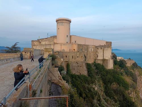 een vrouw neemt een foto van een kasteel bij Country House Gaeta in Gaeta