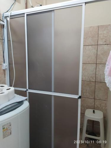 W łazience znajduje się prysznic ze szklanymi drzwiami. w obiekcie Kitnet OKTOBERFEST w mieście Blumenau