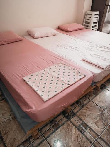2 Betten nebeneinander in einem Zimmer in der Unterkunft Kitnet OKTOBERFEST in Blumenau
