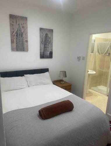 Tempat tidur dalam kamar di *Cosy 1 bedroom apt nxt to Roundhay and centre *