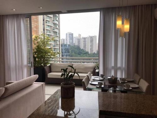 a living room with a couch and a table at Duplex - 2 dormitórios (único c/ closet)¹⁷¹⁵ in Sao Paulo