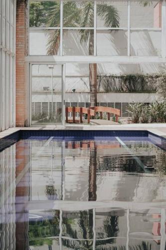 a house with a reflection in a pool of water at Duplex - 2 dormitórios (único c/ closet)¹⁷¹⁵ in Sao Paulo