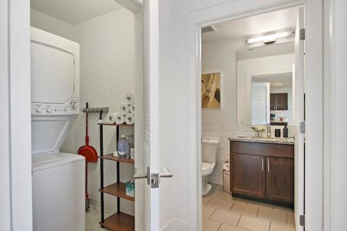 Baño blanco con aseo y lavamanos en Chic & Elite 1BR Apartment in Hyde Park - Shoreland 714, en Chicago