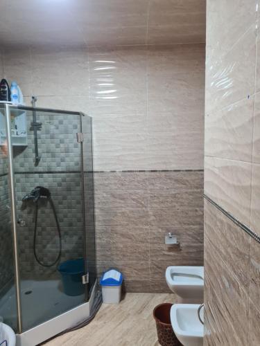uma casa de banho com 2 WC e um chuveiro em Res Brahim AL Farrah em Casablanca