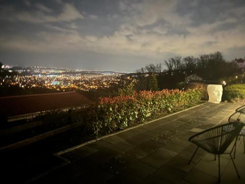 a garden with a view of a city at night at Schillerhöhe Luxury-Hideout - Traumblick mit viel Platz und Privatsphäre in Gerlingen