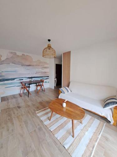 un salon avec un canapé et une table dans l'établissement Appartement Cosy Villers-Sur-Mer, à Villers-sur-Mer