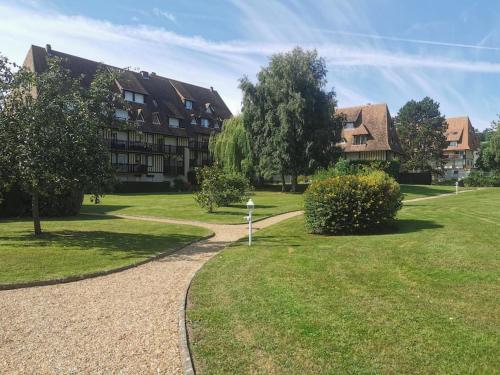 Appartement Cosy Villers-Sur-Merにある庭