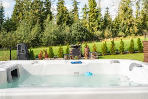 Ein Garten an der Unterkunft Dom z widokiem na góry i prywatnym jacuzzi w Zębie