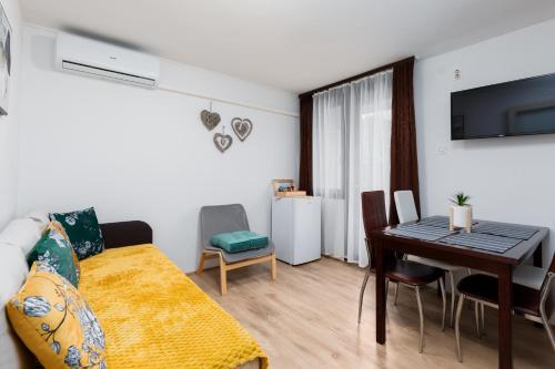 een woonkamer met een bank en een tafel met een bureau bij Apartmant Borna in Slunj