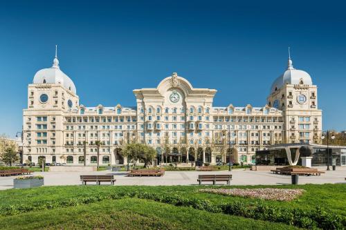 巴庫的住宿－Courtyard by Marriott Baku，一座大型建筑,前面有一个公园
