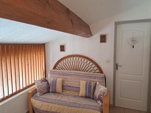 une chambre avec un lit et une fenêtre dans l'établissement LES REFLETS F5, à Saint-Cyprien