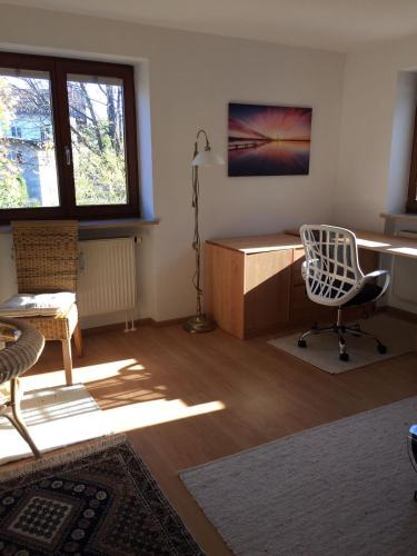 um escritório com uma secretária e uma cadeira num quarto em Ferienwohnung 3 in Huglfing im Herzen des 5 Seen Land Oberbayerns em Huglfing