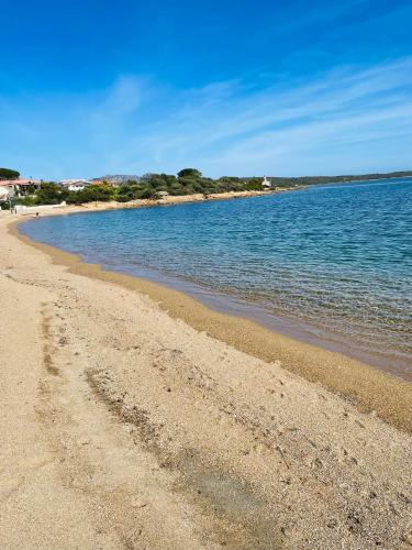 a sandy beach with the ocean in the background at Casa del Sole in Murta Maria