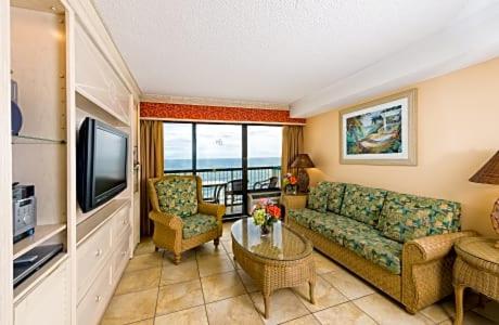 ein Wohnzimmer mit einem Sofa und einem TV in der Unterkunft Westgate Myrtle Beach Oceanfront Resort in Myrtle Beach