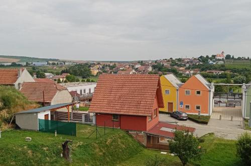 eine Gruppe von Häusern in einer Stadt mit einer Straße in der Unterkunft Chata Na Cihelně in Bořetice