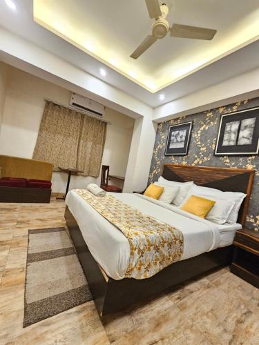 a bedroom with a large bed with a ceiling at Hotel Casa Suites Near International Airport in New Delhi