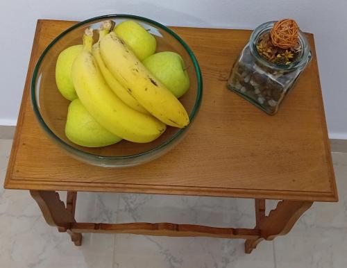 Hoya de Ayala I في لاس بالماس دي غران كاناريا: وعاء من الموز والكمثرى على طاولة خشبية