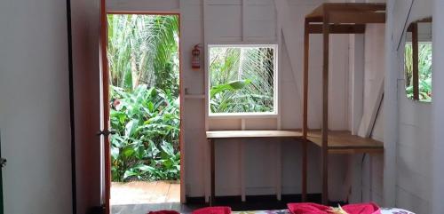 um quarto com uma janela e um quarto com uma cama em Carmen's place em Bastimentos