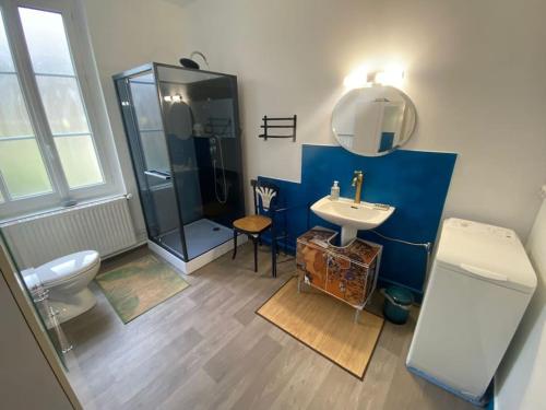 une salle de bain avec toilettes, lavabo et douche dans l'établissement La maison de Cilou, à Étretat