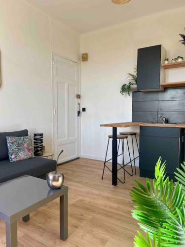 un salon avec un canapé et une table dans l'établissement L’Escale Rennaise, à Rennes