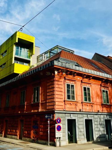 un antiguo edificio en una calle con un edificio amarillo en ParkSide by BestChoice - Self Check-in with Parking Option, en Graz