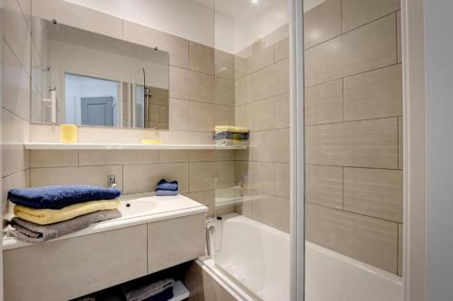 une salle de bain avec une douche, un lavabo et une baignoire dans l'établissement Grimaud, les Restanques, appartement vue mer, 4 personnes, à Grimaud