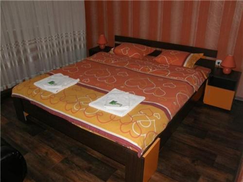 ein Bett in einem Schlafzimmer mit zwei Servietten darauf in der Unterkunft Apartment Bulgaria in Chissarja