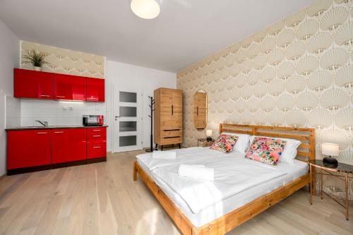 Schlafzimmer mit einem großen Bett und roten Schränken in der Unterkunft Art Deco Suite in Prag