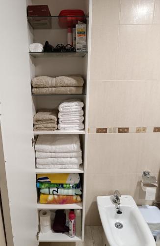 a bathroom with a towel rack next to a sink at paraiso soleado in Tazacorte