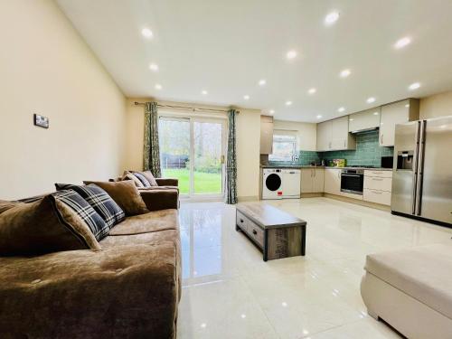 Η κουζίνα ή μικρή κουζίνα στο 2 Bedroom Flat or Appartment near Heathrow with Garden