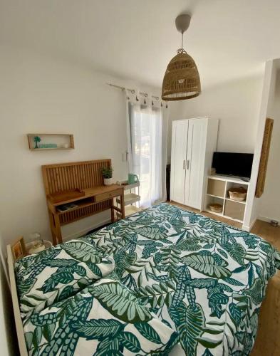 - une chambre avec un lit et une couette verte et blanche dans l'établissement Sunset House, à Mimizan