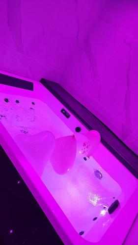 - une salle de bains rose avec lavabo dans la chambre dans l'établissement Pinkroom06, à Nice