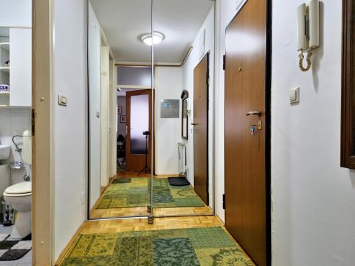 een gang van een badkamer met een toilet en een kleed bij Abrazo Sarajevo in Sarajevo
