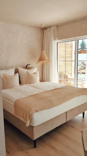 Mabé في Lauta: سرير كبير في غرفة نوم مع نافذة كبيرة