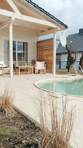 a patio with a swimming pool and a house at Mabé in Lauta