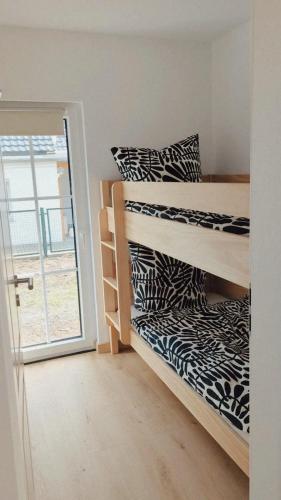 two bunk beds in a room with a sliding glass door at Mabé in Lauta