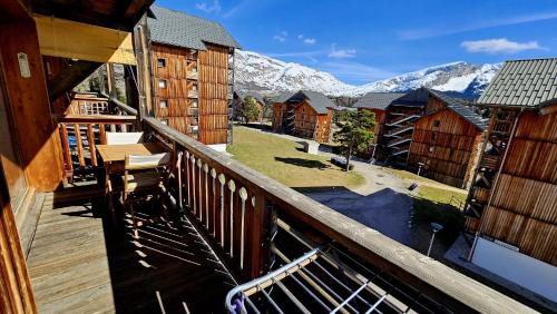 een balkon van een lodge met uitzicht op de bergen bij appartement t2 cosy 4 à 6personnes la gentiane in Superdevoluy