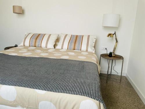a bedroom with a bed and a lamp on a table at La casa di Amos in Vaprio dʼAdda