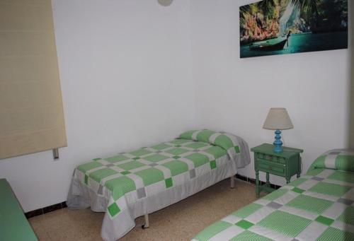 Кровать или кровати в номере Casa Josep, Urbanizacion Calafat, zona residencial, frente al mar, a 5 mn de la playa, wifi y aire acondicionado