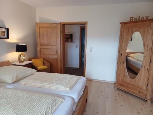 um quarto com uma cama e um espelho grande em Ambiente em Homberg