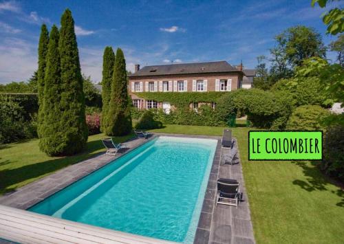 une maison avec une piscine dans la cour dans l'établissement Les gîtes du Champ-De-Bataille, à Sainte-Opportune-du-Bosc