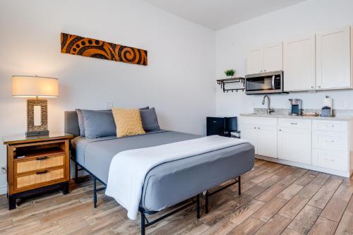 Kuchyň nebo kuchyňský kout v ubytování Unit 2 Maui Ohana Modern Studio