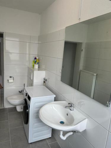 Kylpyhuone majoituspaikassa Othman Appartements Anderter Straße 55g, 1 OG L