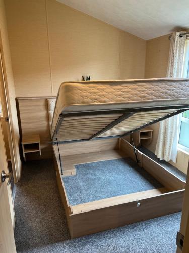 an empty bunk bed in a small room at Boston Lodge Sunnydale Jubilee way 5 in Saltfleet