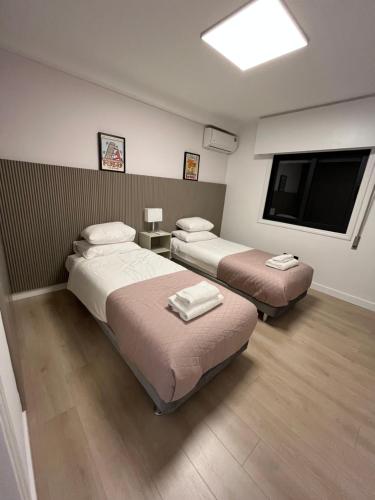 une chambre d'hôtel avec deux lits et une télévision à écran plat dans l'établissement Modern 2bed in the centre, à Nicosie