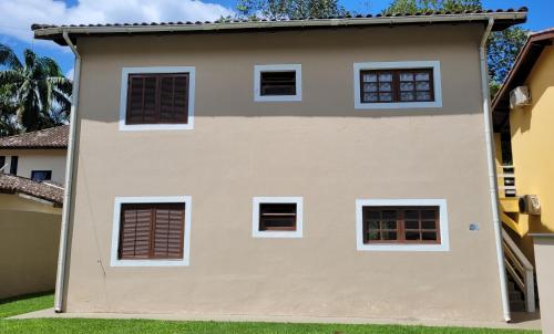- une vue latérale sur une maison avec quatre fenêtres dans l'établissement Descanso e Sossego em Paúba, à São Sebastião