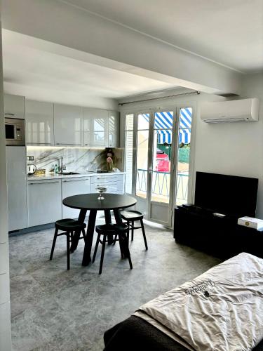 une cuisine avec une table et des chaises dans une pièce dans l'établissement STUDIO near Monaco sea view balcony, à Roquebrune-Cap-Martin