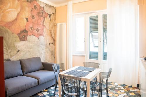a living room with a couch and a table at 051 - Villa Genny Appartamento Agrumi in Sestri Levante